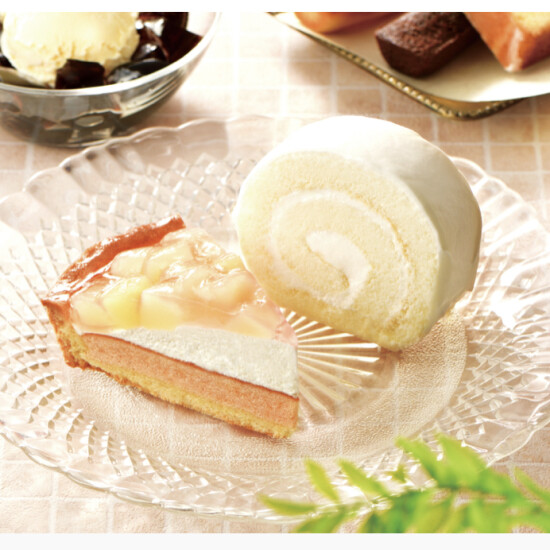桃のタルト、真っ白なロールケーキが登場！