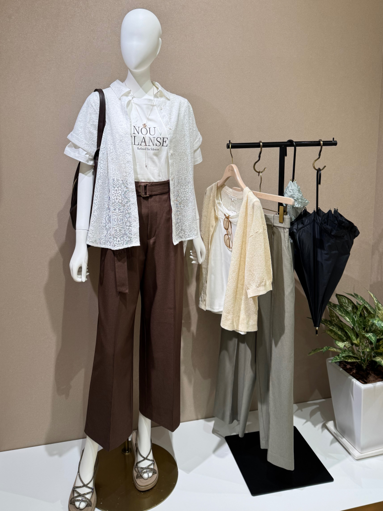レースがかわいい♡新作シャツ
